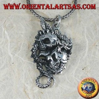 Pendentif dragon en argent avec deux crânes