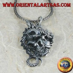 Pendentif dragon en argent avec deux crânes