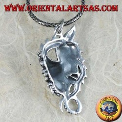 Pendentif dragon en argent avec deux crânes