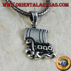 Colgante de plata, buque de guerra de la antigua Grecia