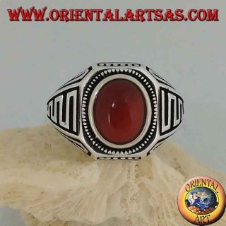 Anillo de plata con cornalina ovalada cabujón y ondas en bajorrelieve en los lados