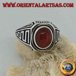 Anillo de plata con cornalina ovalada cabujón y ondas en bajorrelieve en los lados