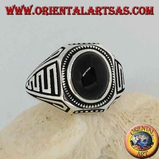 Anello in argento con onice ovale a cabochon e onde in bassorilievo sui lati