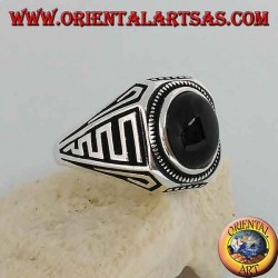 Silberring mit ovalem Cabochon-Onyx und Wellen im Basrelief an den Seiten