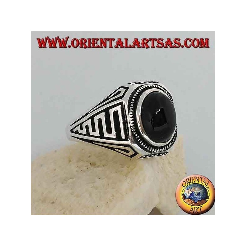 Anillo de plata con ónix cabujón ovalado y ondas en bajorrelieve a los lados