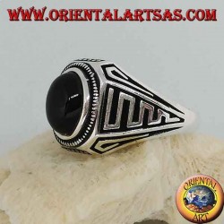 Bague en argent avec cabochon ovale onyx et vagues en bas-relief sur les côtés