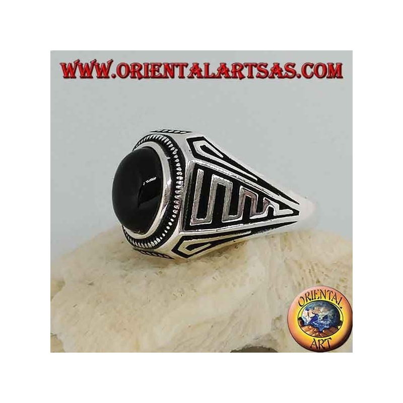 Silberring mit ovalem Cabochon-Onyx und Wellen im Basrelief an den Seiten