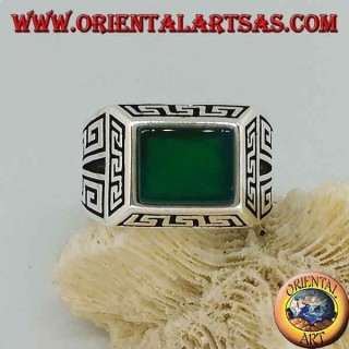 Anello in argento con agata verde rettangolare, contornato da greche a bassorilievo