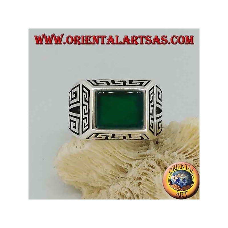 Anillo de plata con ágata verde rectangular, rodeado de bajorrelieves griegos