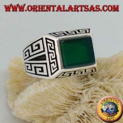 Anillo de plata con ágata verde rectangular, rodeado de bajorrelieves griegos