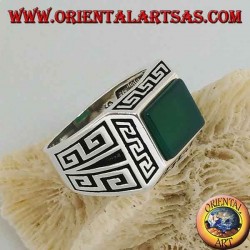Anillo de plata con ágata verde rectangular, rodeado de bajorrelieves griegos