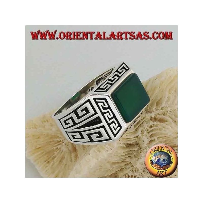 Anillo de plata con ágata verde rectangular, rodeado de bajorrelieves griegos