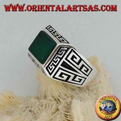 Anillo de plata con ágata verde rectangular, rodeado de bajorrelieves griegos