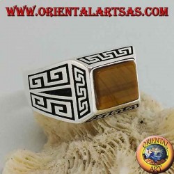 Anillo de plata con ojo de tigre rectangular, rodeado de trastes griegos en bajorrelieve