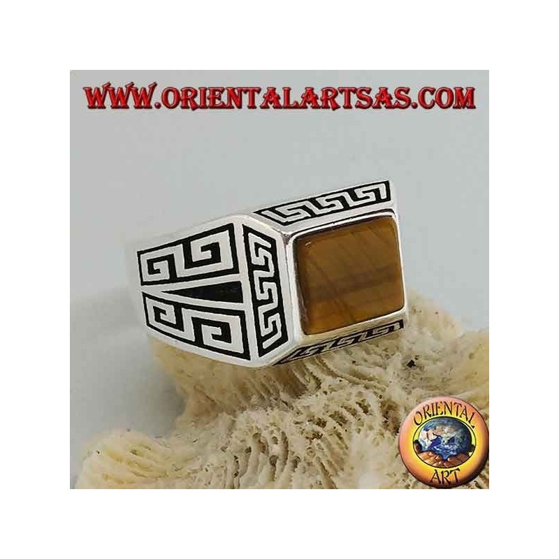 Anillo de plata con ojo de tigre rectangular, rodeado de trastes griegos en bajorrelieve