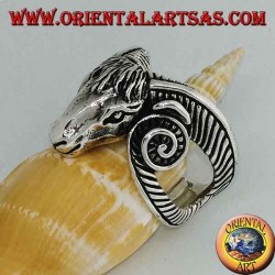 Anillo de plata con forma de una gran cabeza de Aries