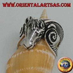 Anillo de plata con forma de una gran cabeza de Aries