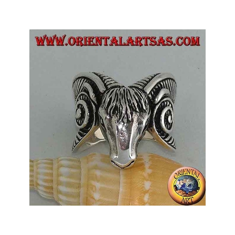 Anillo de plata con forma de una gran cabeza de Aries