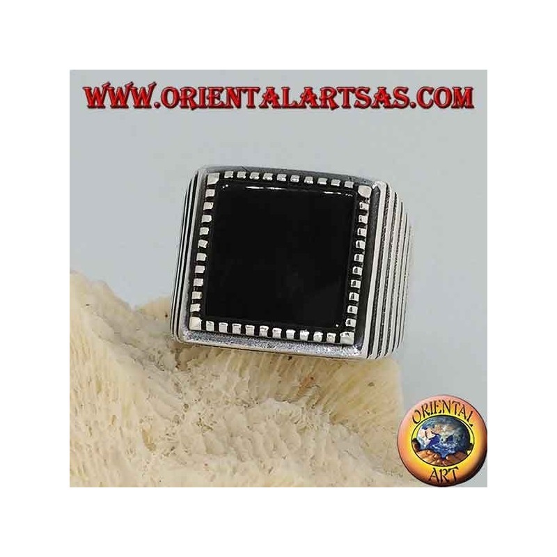 Anello in argento con onice quadrata grande, rigato sui lati