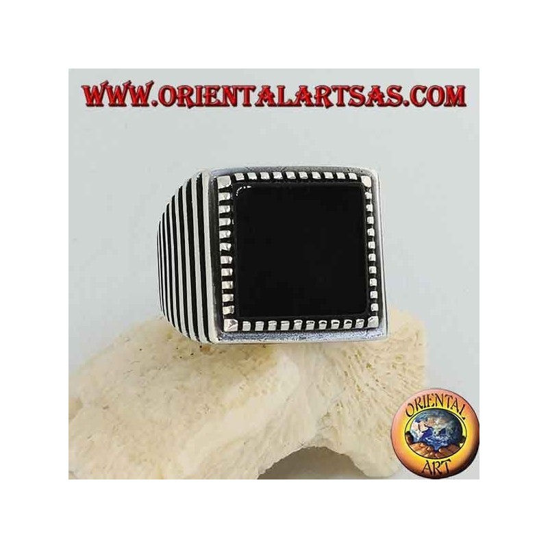 Bague en argent avec grand onyx carré, rayé sur les côtés