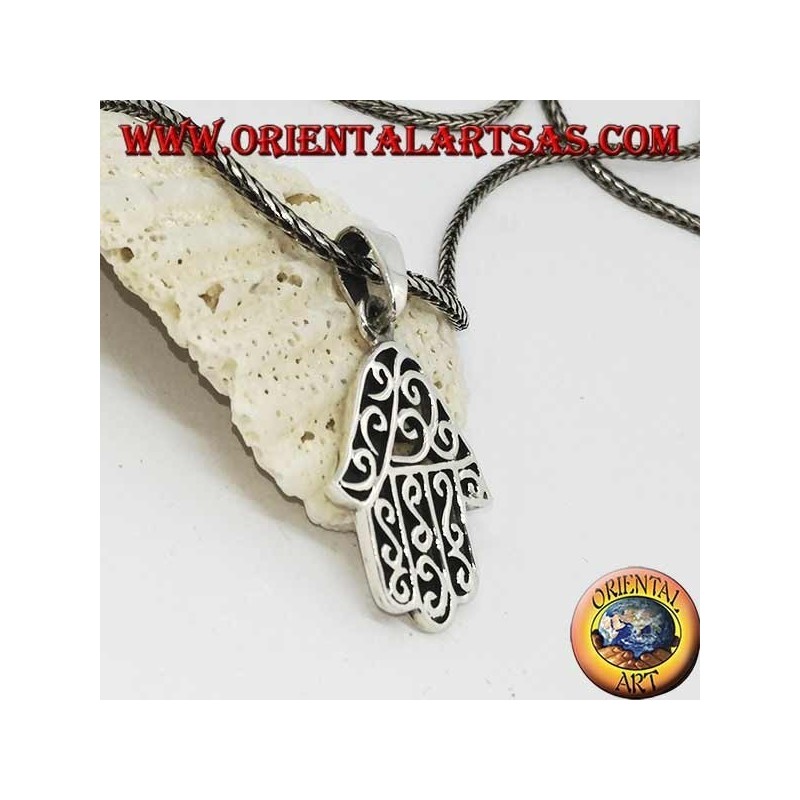 Ciondolo in argento, mano di Fatima con decorazioni ondulate e traforo su un lato