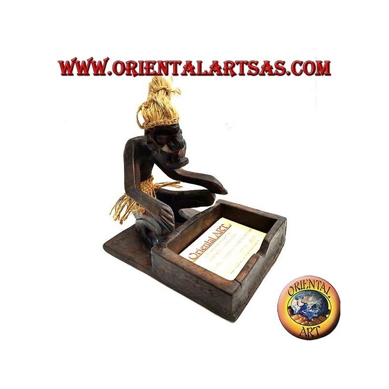 Tarjetero con escultura de un hombre primitivo en madera de teca