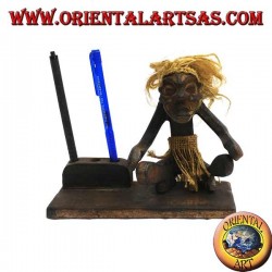 Porta bolígrafo con escultura de un hombre primitivo en madera de teca
