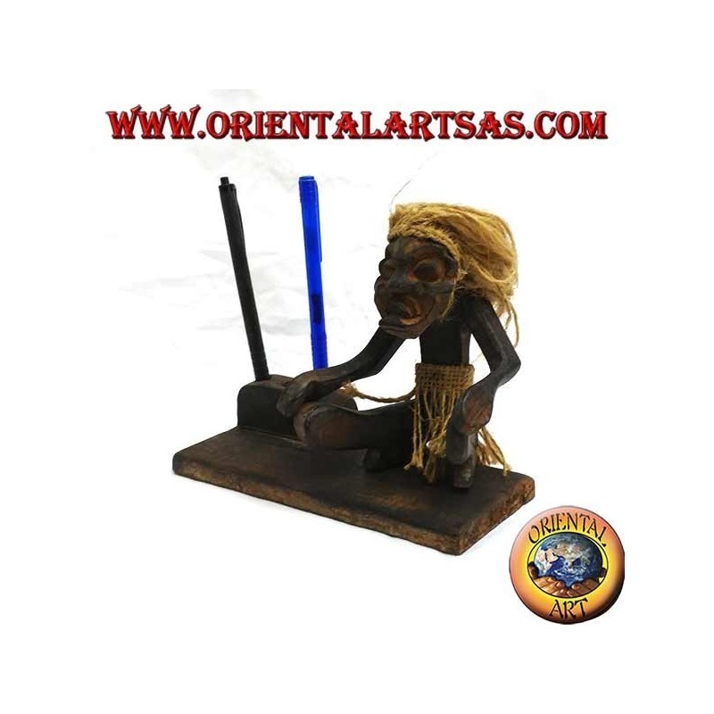 Porte-stylo avec sculpture d'un homme primitif en bois de teck