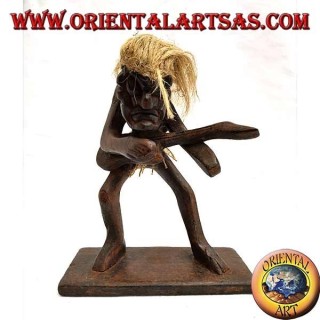 Scultura di un uomo primitivo chitarrista in legno di teak