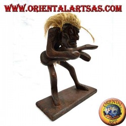 Escultura de un hombre primitivo guitarrista en madera de teca