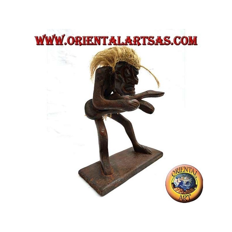 Escultura de un hombre primitivo guitarrista en madera de teca