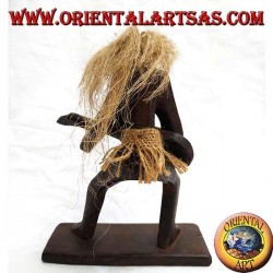 Escultura de un hombre primitivo guitarrista en madera de teca