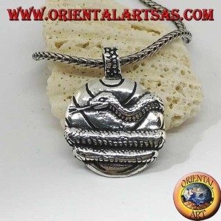 Pendentif en argent, médaille enveloppée d'un serpent