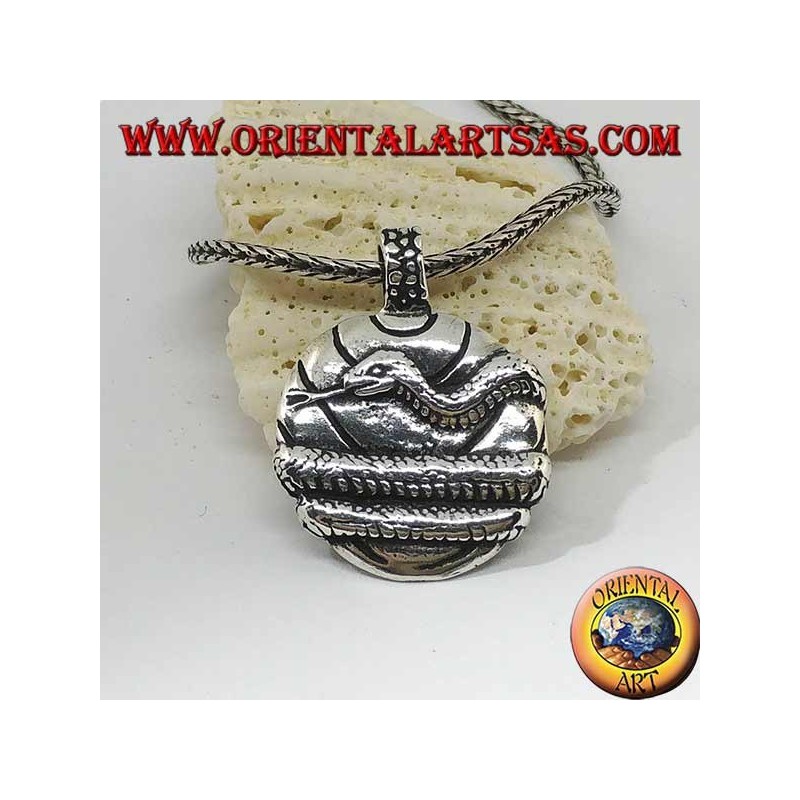 Colgante de plata, medalla envuelta por una serpiente.