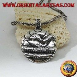 Colgante de plata, medalla envuelta por una serpiente.