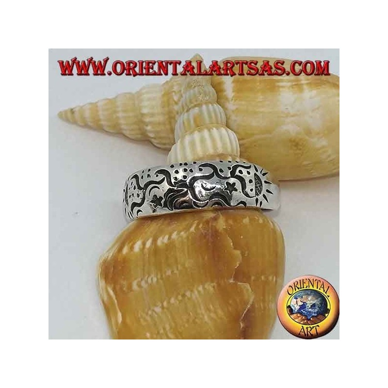Anillo de plata con grabados astrales.