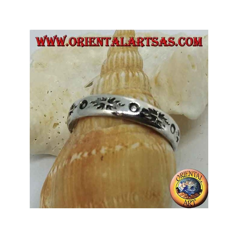 Anillo de plata con grabados perforados