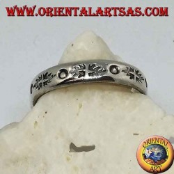 Anillo de plata con grabados perforados