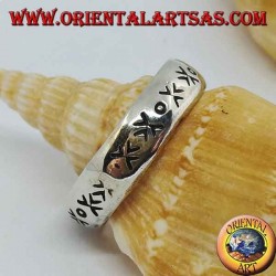 Silver ring with engraved arrows