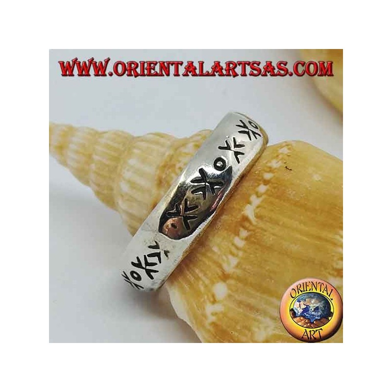 Silver ring with engraved arrows