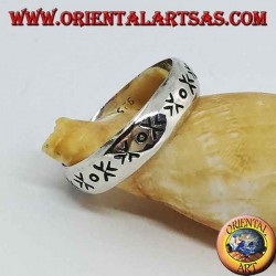 Silver ring with engraved arrows