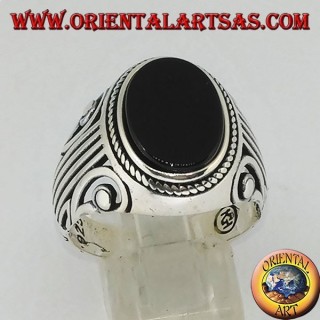 Anillo de plata con ónice plano ovalado y una Lira (arpa) tallada en los lados