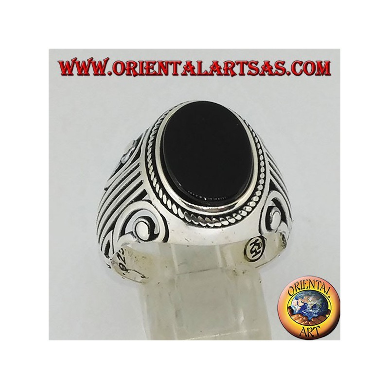 Bague en argent avec onyx ovale plat et une Lira (harpe) gravée sur les côtés