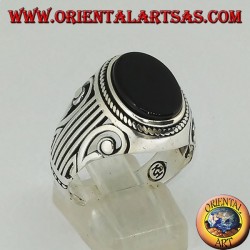 Anillo de plata con ónice plano ovalado y una Lira (arpa) tallada en los lados