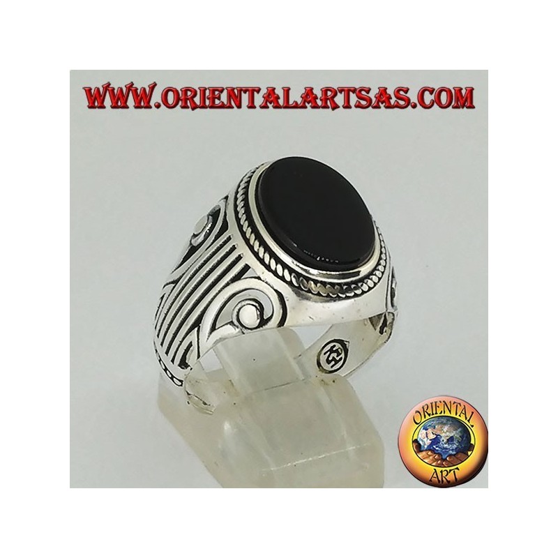 Bague en argent avec onyx ovale plat et une Lira (harpe) gravée sur les côtés