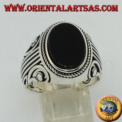 Bague en argent avec onyx ovale plat et une Lira (harpe) gravée sur les côtés
