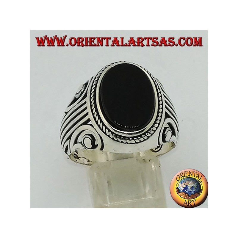 Anillo de plata con ónice plano ovalado y una Lira (arpa) tallada en los lados