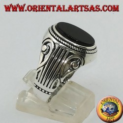 Silberring mit flachem ovalem Onyx und einer seitlich geschnitzten Lira (Harfe)