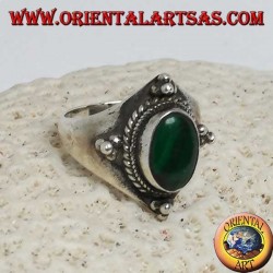 Anillo de plata con malaquita ovalada y adornos de bolas.