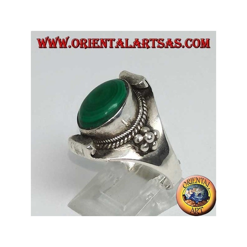 Anello in argento con malachite ovale stile nepalese